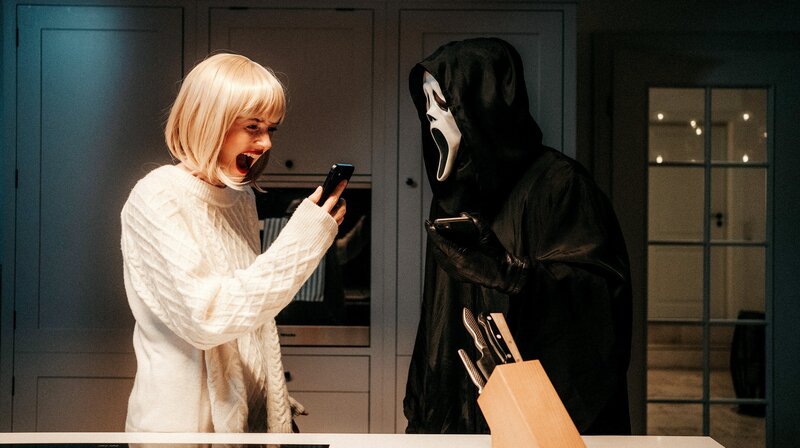 Lea Finn und Ilja Roßbander. – Bild: NDR/​Marta Urbanelis