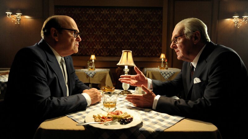 Joe Kennedy Sr. (Tom Wilkinson, l) und Sam Giancana (Serge Houde, r) – Bild: WDR/​Palatin Media Film- & Fernseh GmbH