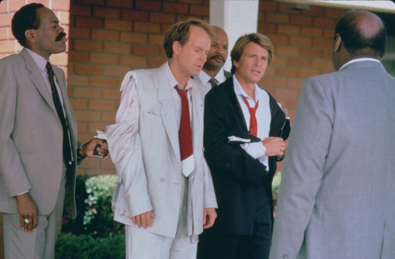 Murdock (Dwight Schultz, Mitte l.); Face (Dirk Benedict, Mitte r.) – Bild: Stephen J. Cannell Productions. All Rights Reserved.