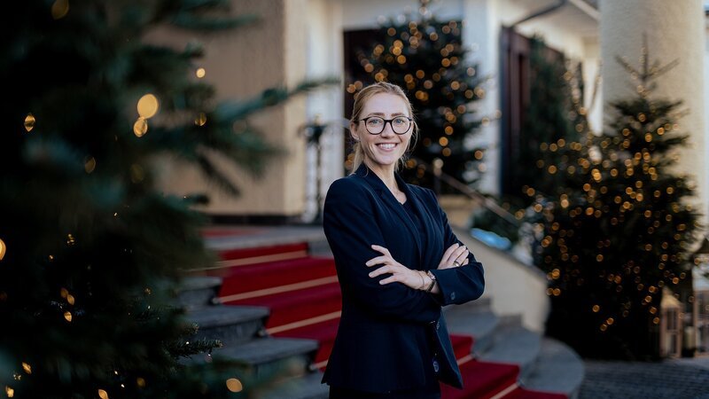 Lucy Fröhlich, Head of Sales & Events im Gstaad Palace. 2025. – Bild: SRF/​Melanie Uhkötter
