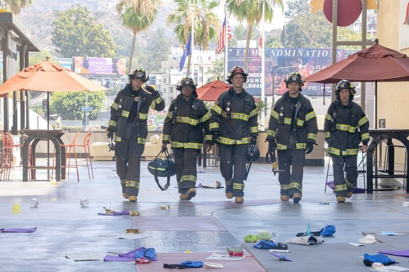 L-R: Evan ‚Buck‘ Buckley (Oliver Stark), Henrietta ‚Hen‘ Wilson (Aisha Hinds), Bobby Nash (Peter Krause), Eddie Diaz (Ryan Guzman) und Howie ‚Chimney‘ Han (Kenneth Choi) – Bild: Fox Media LLC