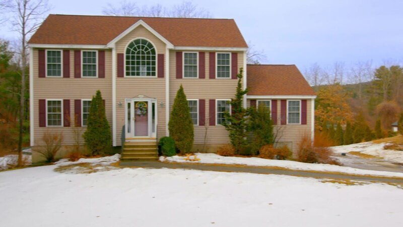 Als Eddie mit seinen Freunden beim Darts spielen war, kaufte er Getränke für sein Team und von den letzten zehn Dollar in seinem Portemonnaie ein Rubbellos für sich selbst. Als er die Gewinnsumme frei gerubbelt hatte, traute der zweifache Vater seinen Augen nicht: Mit einer Million Dollar würde sich das Leben für ihn und seine Familie schlagartig ändern. Nun können Eddie, seine Frau Julie und ihre beiden Söhne die kleine, vollgestellte Mietwohnung in Manchester kündigen und in das Eigenheim ihrer Träume ziehen. Auf der Wunschliste stehen drei Schlafzimmer, drei Bäder und ein Garten mit Pool. David Bromstad hilft den frischgebackenen Millionären bei der Suche. – Bild: TLC