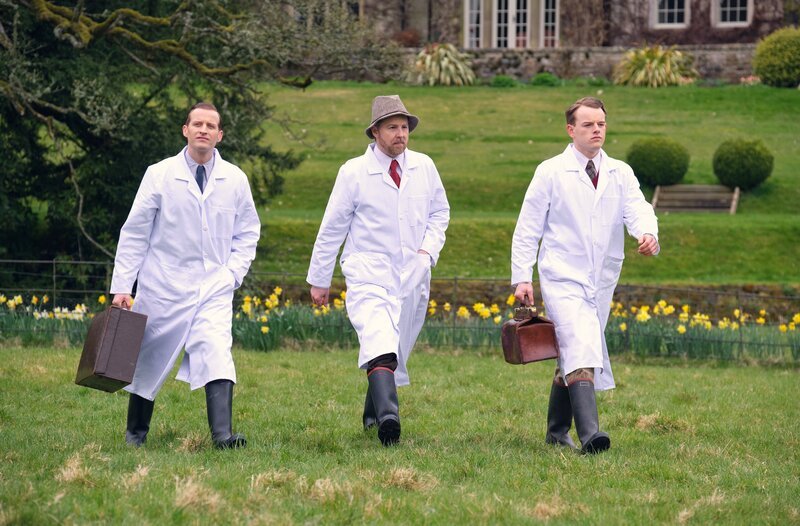 James Herriot (Nicholas Ralph, l), Siegfried Farnon (Samuel West) und Tristan Farnon (Callum Woodhouse, r) auf dem Weg zum Colonel und seiner erkrankten Kuh. – Bild: WDR/​Playground Television Ltd & all3media international