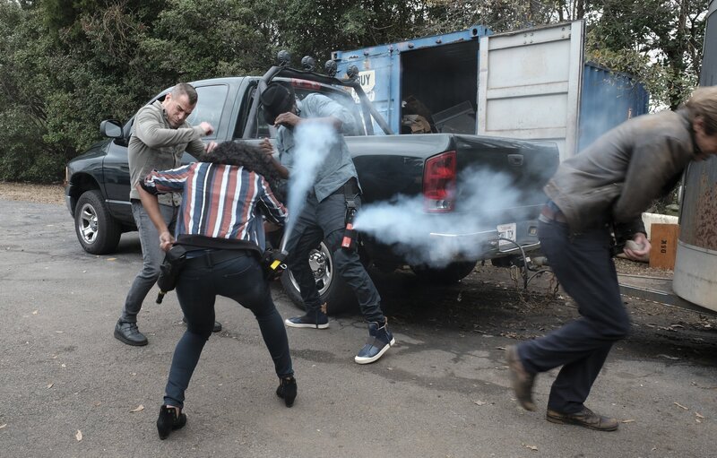 Um sich aus den Fängen der Kopfgeldjäger-Familie Colton zu befreien, muss sich MacGyver (Lucas Till, r.) wieder einen Trick einfallen lassen. Doch reicht das, um sie ein für alle Mal abzuschütteln? – Bild: CBS Broadcasting, Inc. /​ Guy D’Alema