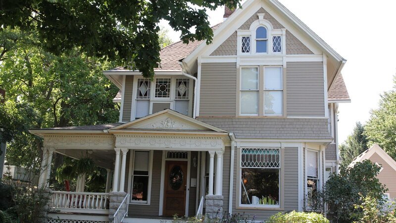 Ein Haus im Craftsman-Stil soll in ein typisch kreolisches Häuschen verwandelt werden, wie man es aus New Orleans kennt. Dafür integrieren Jenny und Dave besondere Details in jeden Raum – wie antike Türen, Laternen und eine neue Veranda. – Bild: HGTV