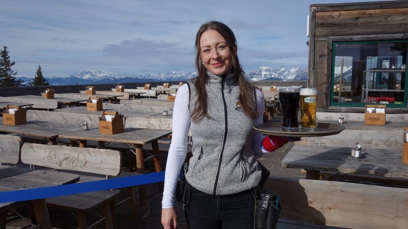 Arbeiten mit Aussicht – Kellnerin Jana aus Bayern ist im Service beschäftigt. – Bild: ZDF und Leo Spors