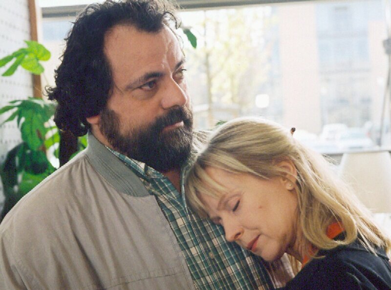 Feuerwehrmann Mark Faber (Matthias Brenner) hat dem Sohn von Christiane Zimmermann (Marina Krogul) bei einem Brand das Leben gerettet. Christiane empfindet weit aus mehr als Dankbarkeit für Mark. – Bild: MDR/​Krajewski