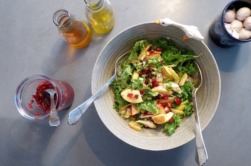 Zum Hauptgang: Salat aus Grünkohl, Äpfeln, kleinen Rübchen und kandiertem Rhabarber. Rhabarber ist ein vielseitiges Gemüse, das nicht nur als Dessert dient. – Bild: Enno Grabenhorst