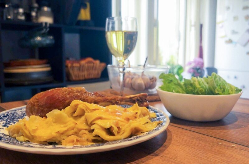 In Zagreb wird Purica s mlincima serviert: gespickter Truthahn mit getrockneten Teigfladen, die mit Bratensaft übergossen werden. – Bild: Elephant Doc