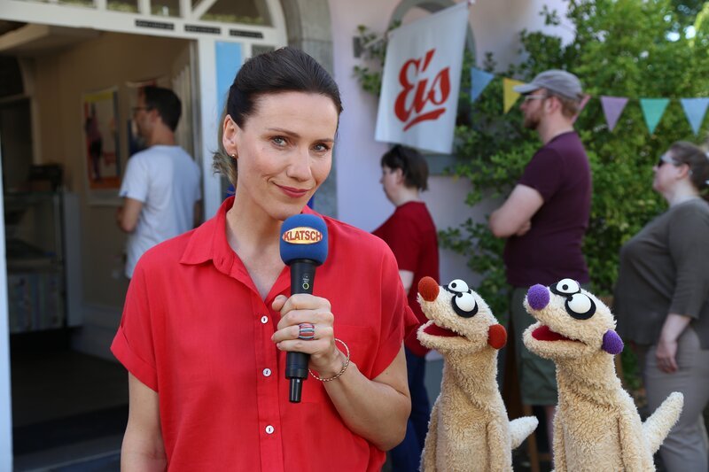 Die Reporterin (Bettina Lamprecht) interviewt Jan & Henry – Bild: bigSmile/​NDR