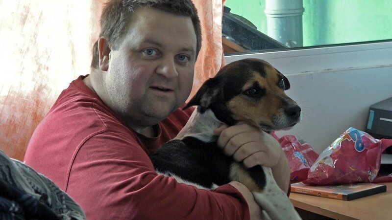 Wird Hartz-IV-Empfänger Christian (36) die Miete noch zahlen können oder droht ihm erneut die Obdachlosigkeit? – Bild: RTLZWEI /​ UFA SHOW & FACTUAL