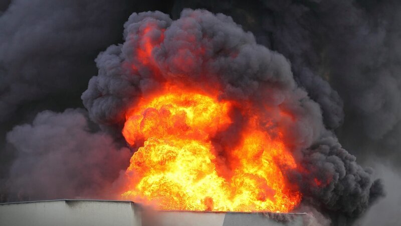 Flames and black smoke – air pollution concept. – Bild: abadonian