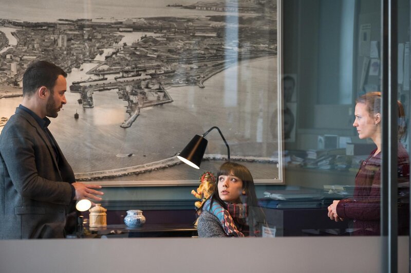 (v.l.n.r.) Antoine (Raphaël Lenglet); Emma Renoir (Clara Antoons); Valentine (Yeelem Jappain) – Bild: Fabien MALOT – BOXEUR 7 – FTV