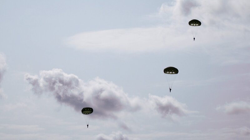 Die GST (Gesellschaft für Sport und Technik in der DDR) ist weg, die Fallschirmspringer von damals treffen sich heute immer noch zum Sprung. – Bild: phoenix/​ZDF/​Robert Cöllen