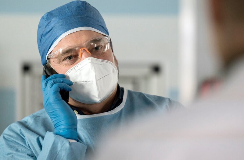 Dr. Lindner (Christian Beermann) bekommt einen ersehnten und wichtigen Anruf. – Bild: Jens-Ulrich Koch