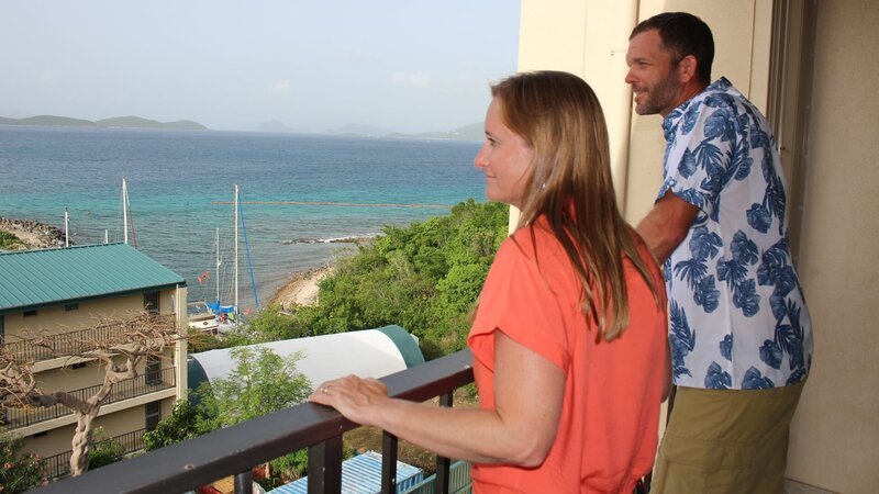Contributors Roxy Martin (L) and Ryan Martin (R) take in the beautiful views from the balcony at Blue Crush as seen on HGTV’s Beachfront Bargain Hunt. – Bild: Discovery, Inc. All Rights Reserved.