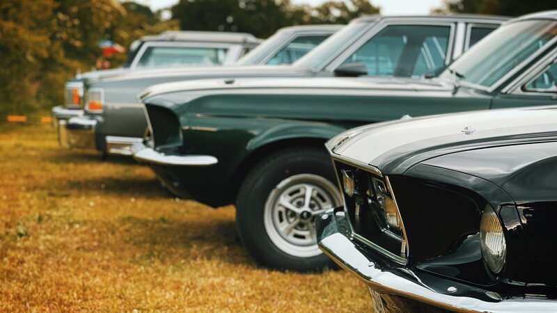 Oldtimermarkt. – Bild: Warner Bros. Discovery