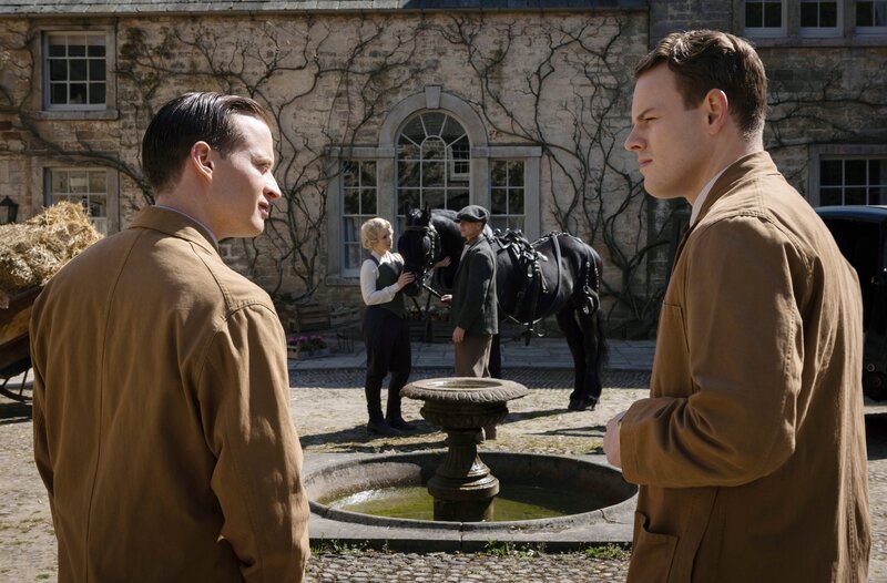 L-R: James Herriot (Nicholas Ralph), Margot Sebright Saunders (Jessica Clark), Tristan Farnon (Callum Woodhouse) – Bild: WDR/​Playground Television Ltd & all3media international