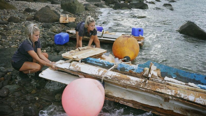 The cleanup team dispose of the remains of a houseboat – Bild: DMAX