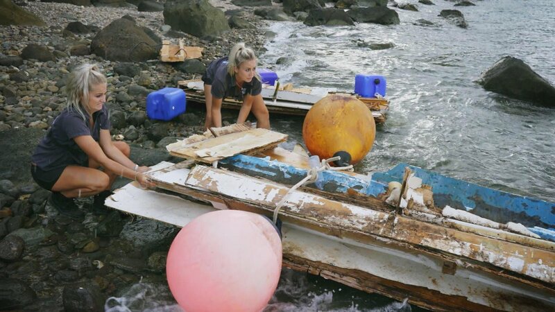 The cleanup team dispose of the remains of a houseboat – Bild: DMAX