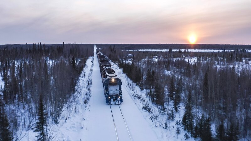 Idyllische Einöde: Im hohen Norden Kanadas durchqueren die Güter- und Personenzüge der VIA Rail karge Schneelandschaften. – Bild: ZDF und National Geographic.