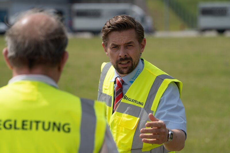 Udo Rothe (Uwe Preuss, l.); Jan Rothe (Klaas Heufer-Umlauf, r.) – Bild: Stephanie Kulbach /​ JOYN/​ProSieben