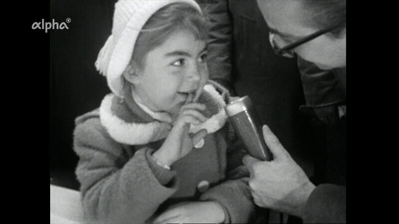 1957 stand das Wirtschaftswunder in der Bundesrepublik in voller Blüte, besonders zu spüren bei den Weihnachtseinkäufen; Filmemacher Dieter Ertel hört sich um, wer welche Wünsche hegt. – Bild: BR/​SWR