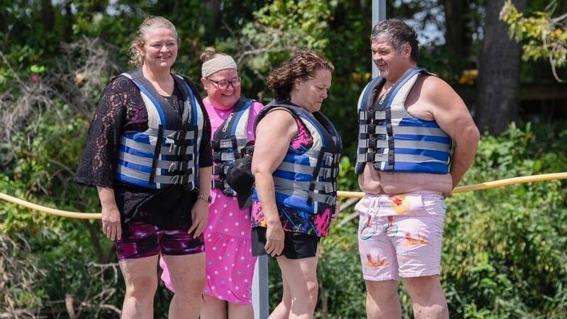 Misty Wentworth, Chris Combs, Brittany Combs, and Amanda Halterman preparing to swim. – Bild: TLC (FINN)