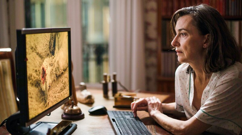 Signora Toura (Sylvie Rohrer) macht eine schlimme Entdeckung. – Bild: ORF/​Beta Film/​Degeto/​Andrea Resmini