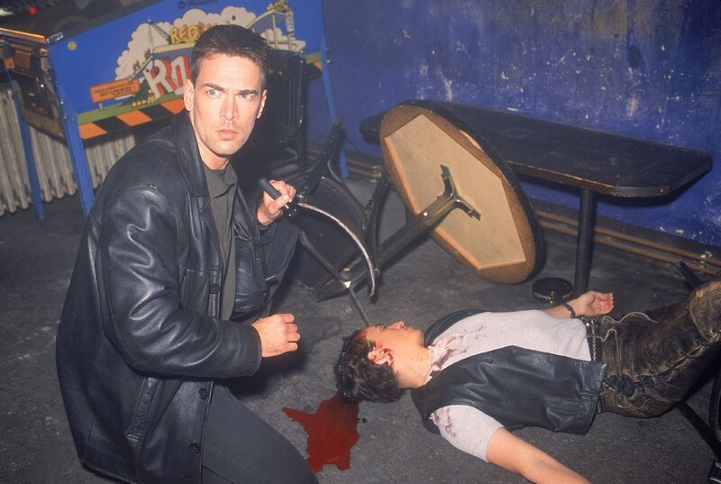 Bonhoff (Wolfgang Krewe, l.) findet in der Kneipe den toten Simon Schulte (Cuco Wallraff). – Bild: MG RTL D