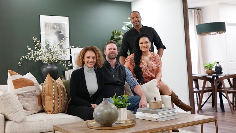 Posed photo of hosts Egypt Sherrod and Mike Jackson with homeowners Sabrina and Scott in their updated basement living area. – Bild: HGTV – US /​ Discovery Images /​ Warner Bros. Discovery, Inc.