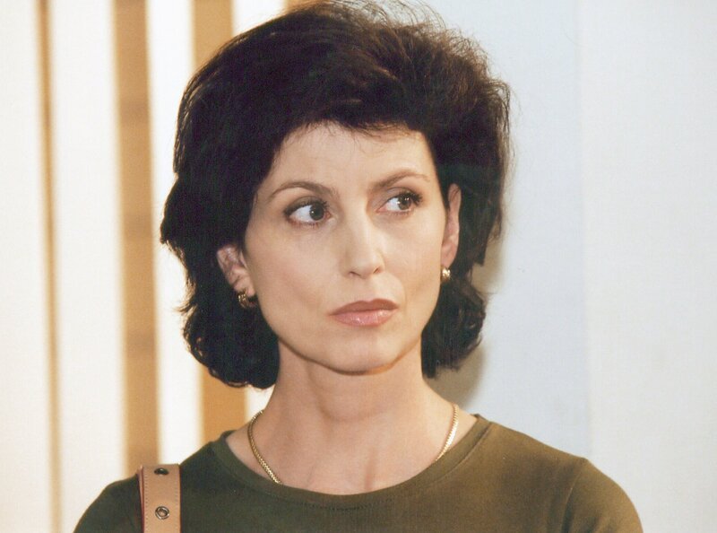 Anna Zeller (Marijam Agischewa) weiß nicht mehr, wem sie glauben soll: Die Ärzte der Sachsenklinik schlagen andere Heilungstherapien für ihren Sohn vor als Hausarzt. – Bild: MDR/​Krajewski