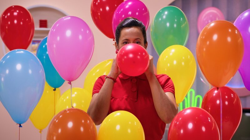 SRF DOK Homo Plasticus – Die unsichtbare Gefahr Mikroplastik Luftballons werden aufgeblasen: Plastik ist in unserem Alltag allgegenwärtig. – Bild: SRF/Découpages SRF DOK Homo Plasticus – Die unsichtbare Gefahr Mikroplastik Luftballons werden aufgeblasen: Plastik ist in unserem Alltag allgegenwärtig. – Bild: SRF/Découpages
