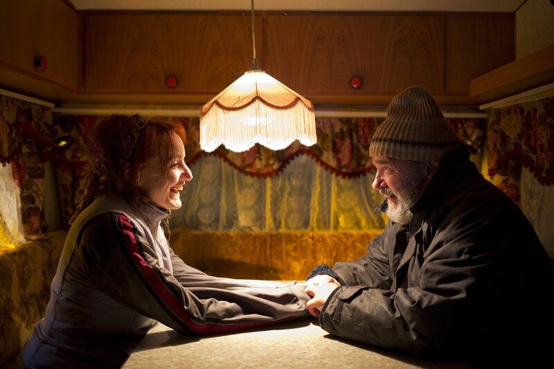 Vera Larsson (Anna Wallander, l.) und Tom Stilton (Kjell Bergqvist, r.) haben ein sehr inniges Verhältnis. Sie lebt in einem alten Wohnwagen, in dem Stilton auch gelegentlich übernachtet. – Bild: ZDF/​Niklas Maupoix