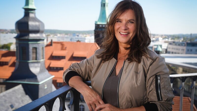 Katarina Witt auf dem Chemnitzer Rathausturm – Bild: ZDF und MDR/​Dokfilm/​Jan Urbanski