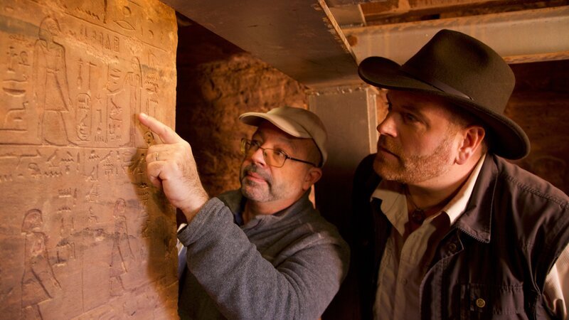 Josh Gates and Pierre Tallet look at the shrine devoted to main divinity, Hathor, at The Lost Temple. – Bild: Discovery, Inc.
