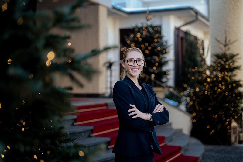 Lucy Fröhlich, Head of Sales & Events im Gstaad Palace – Bild: SRF/​Melanie Uhkötter