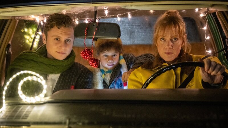 „Nelly und das Weihnachtswunder“: Sonny (Rafael Gareisen, l.), Nick (Joah Lion Goetze, M.) und Nelly (Anna Schudt, r.) finden in der Weihnachtsnacht auf wundersame Weise zueinander. – Bild: ZDF und Thomas Kost