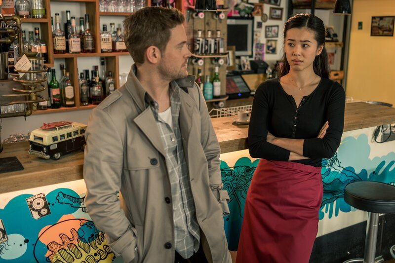 Dominik Morgenstern (Joscha Kiefer, l.) konfrontiert Nari Pak (Kim Reinboldt, r.) im Studentencafé. – Bild: ZDF/​MARKUS SAPPER