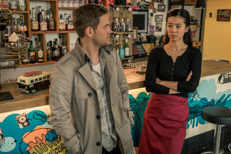 Dominik Morgenstern (Joscha Kiefer, l.) konfrontiert Nari Pak (Kim Reinboldt, r.) im Studentencafé. – Bild: ZDF/​MARKUS SAPPER