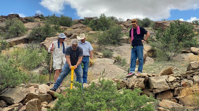 Alex Alonso durchsucht verschiedene Bereiche mit einem Metalldetektor, während Gene Klier, Con Haffman, Reid Hester und Aiden Alonso herumwühlen. – Bild: Discovery Communications LLC