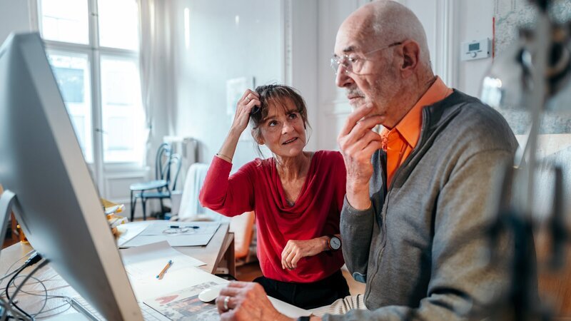 Die Krankenschwester und Palliativhelferin Sabine (l.) mit ihrem Mann Dieter (r.) aus Berlin. In ihrem Haushalt gibt es einen Computer, Tablets und Smartphones. Oft sind sie hilflos bei auftretenden Problemen mit der Technik. Sie würden die Möglichkeiten der digitalen Welt gerne besser nutzen können. – Bild: 3sat
