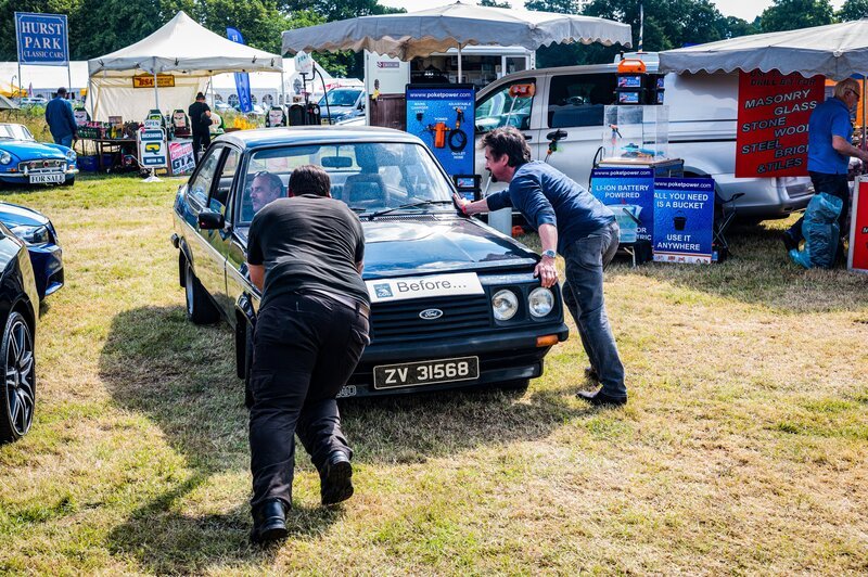 RS2000 being pushed by Neil Anthony and Richard at London Classic Car show as they prep their stand. – Bild: Discovery+ /​ Chimp Productions /​ Discovery, Inc. All Rights Reserved.