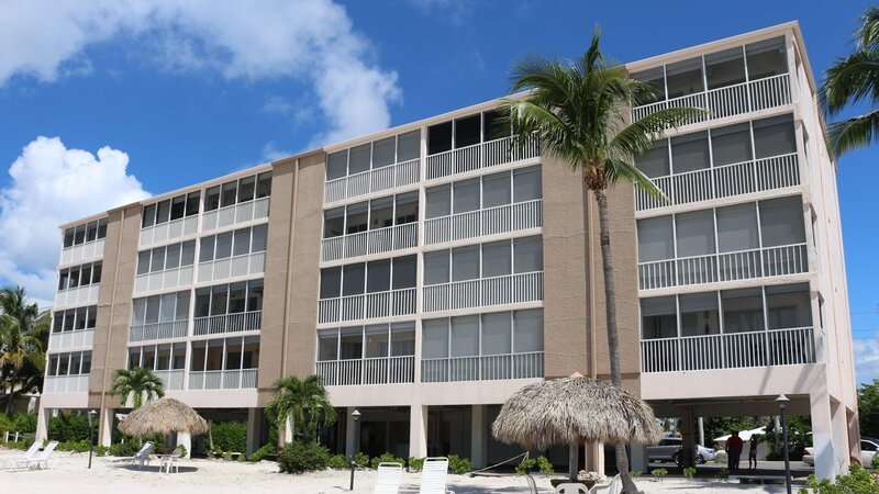 Castle Beach is an oceanfront complex with direct beachfront access as seen on HGTV’s Beachfront Bargain Hunt. – Bild: Discovery, Inc.