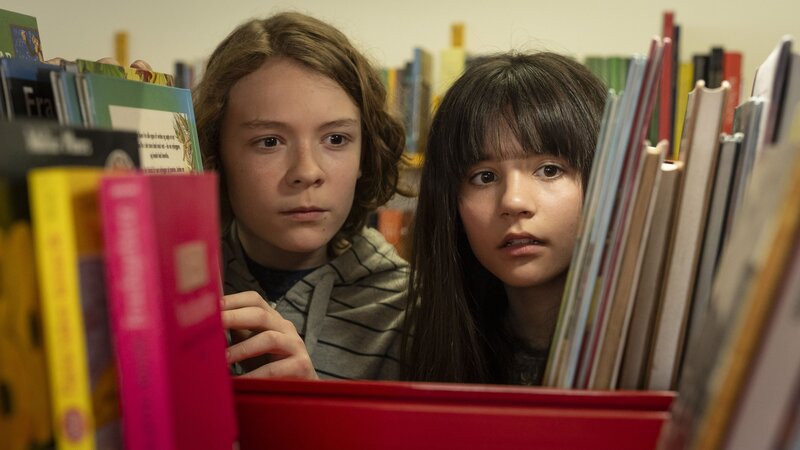Von links: Luca (Sander Løkke Borg) und Tala (Flora Augusta) suchen in der Schulbibliothek nach Infos über das Buch des Wächters. – Bild: BR/​TV 2 Denmark, Cosmo Film/​Per Arnesen