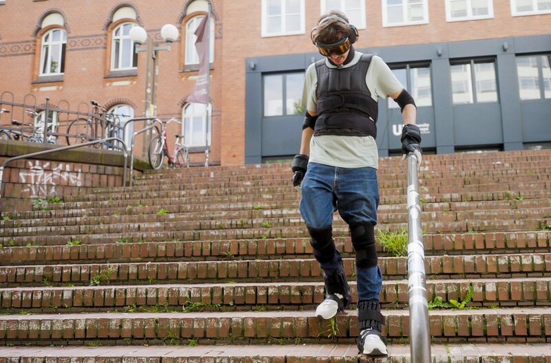 Y-Kollektiv Reporter Jakob Groth macht den Versuch im Altersanzug. – Bild: SWR