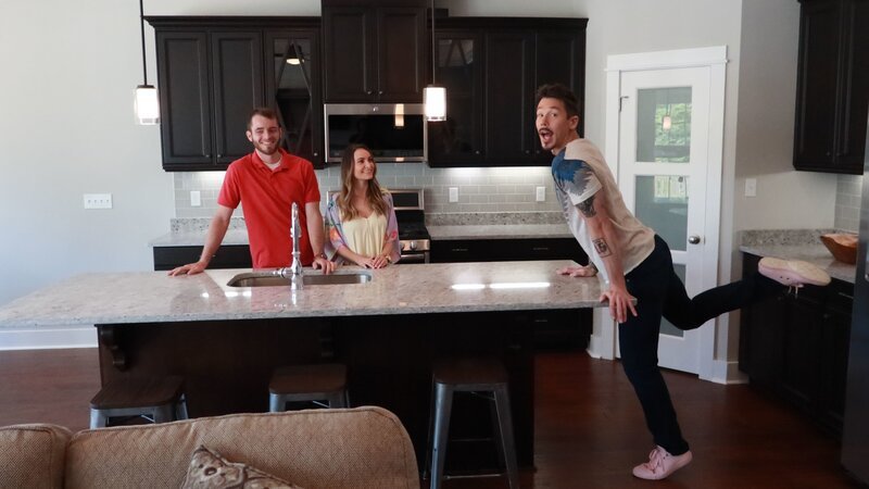 Another moment during the break, David Bromstad and the winners pose for camera around the island, possible house – Bild: Scripps Networks, LLC.