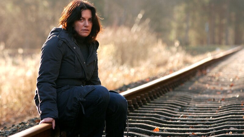 Katja Winzer (Christine Neubauer) will nicht glauben, dass ihr verschwundener Sohn tot ist. – Bild: ZDF und ARD Degeto/Gordon A. Timpen Katja Winzer (Christine Neubauer) will nicht glauben, dass ihr verschwundener Sohn tot ist. – Bild: ZDF und ARD Degeto/Gordon A. Timpen