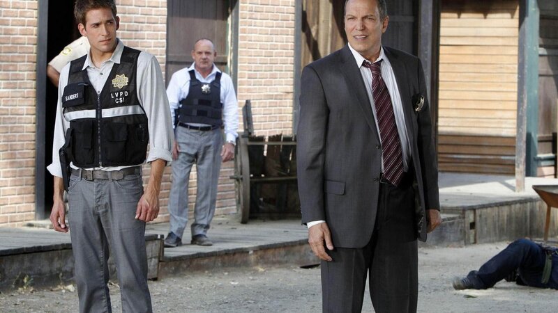 Greg (Eric Szmanda, li.), Captain Brass (Paul Guilfoyle) und Conrad Ecklie (Marc Vann) sind sehr besorgt um Morgan Brody, die in die Fänge des Mörders geraten ist. – Bild: MG RTL D