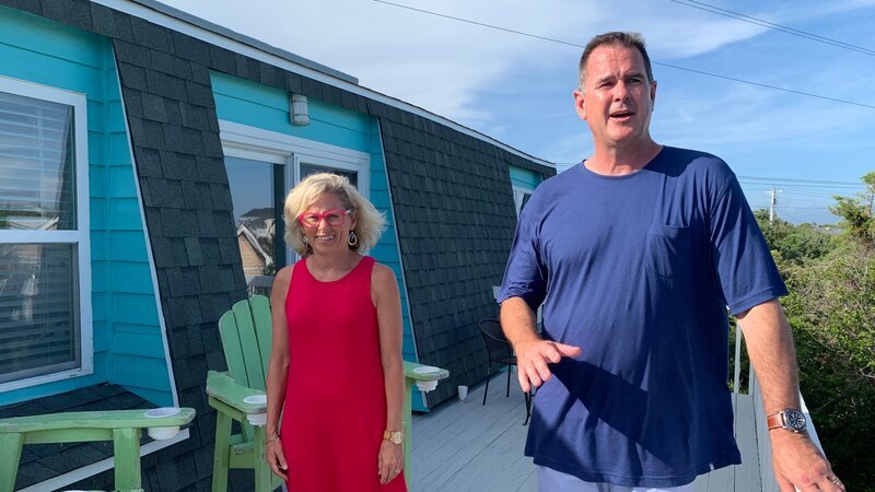 Contributors Susan Bane (L) and Art Bane (R) explore the deck, whoch features tons of space for entertaining and relaxing, as they tour Off The Hook as seen on HGTV’s Beachfront Bargain Hunt. – Bild: HGTV /​ Scripps (Focus)